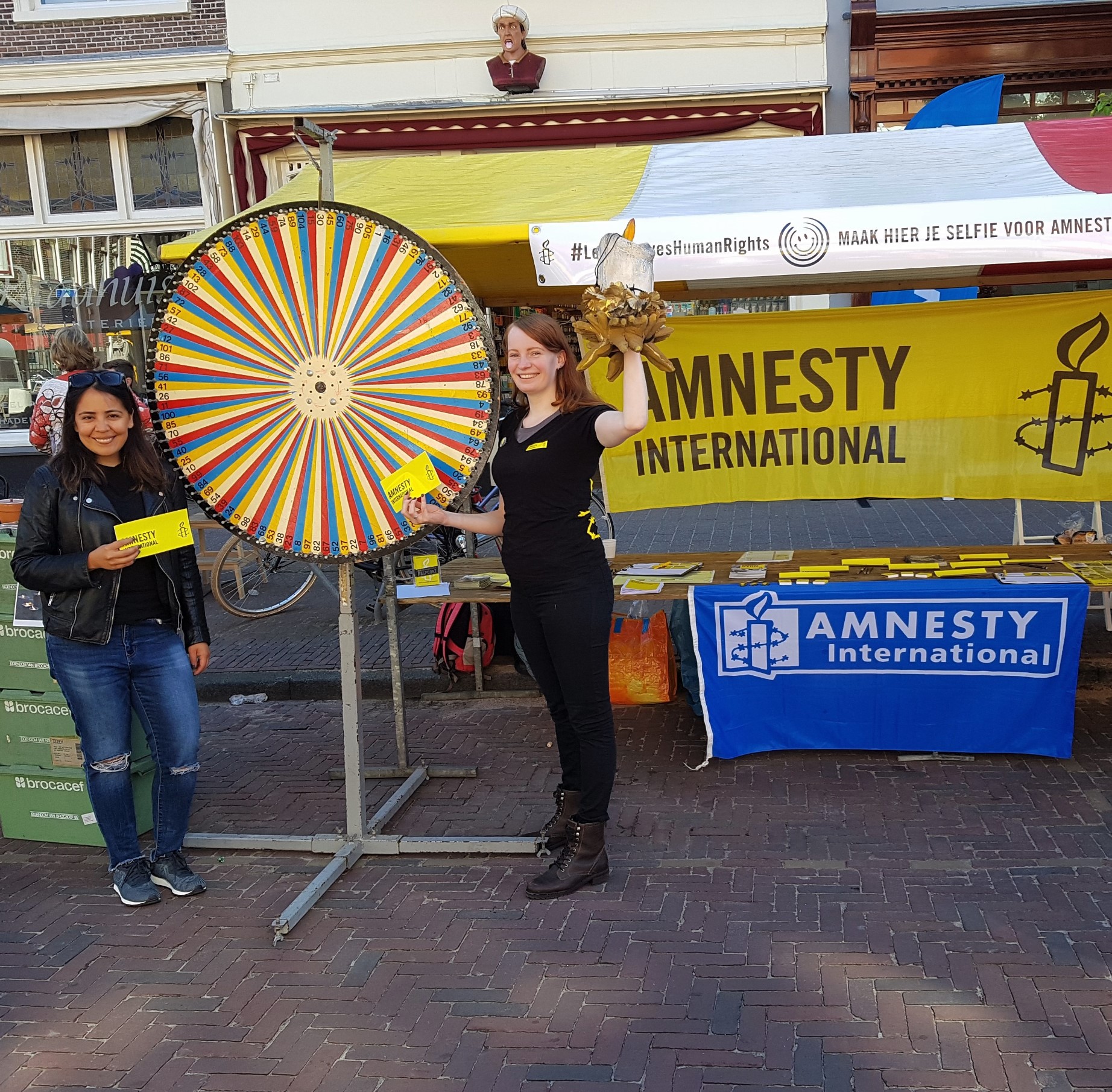 Amnesty te gast in de Doezastraat, tijdens de braderie op 5 mei 2018